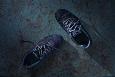 Kirli Yüzeyde İki Eskimiş Spor Ayakkabı