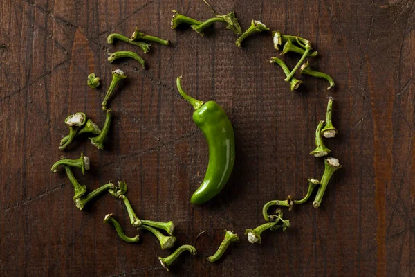 Tahta Yüzeyinde Scattareed Petioles Ile Yeşil Friggitello Chili Pepper — Stok fotoğraf