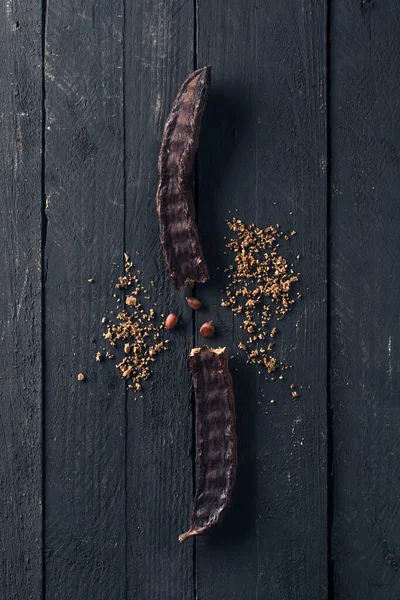 Cracked Carob Pod Con Semi Legno Nero — Foto Stock