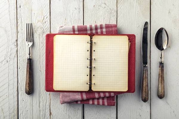 Libro Cocina Vacío Vintage Sobre Mesa Madera Con Cubiertos Viejos Imagen De Stock