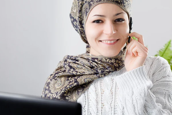 Middle Eastern Woman at Call Center — Stock Photo, Image