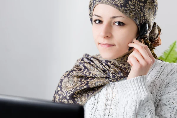 Frau aus Nahost im Callcenter — Stockfoto