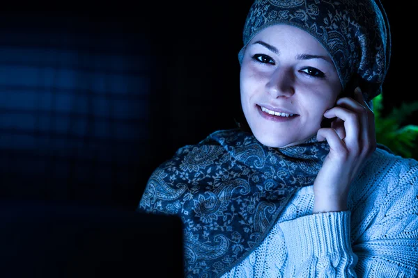 Středního východu žena s headsetem — Stock fotografie