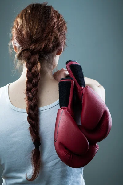 Vrouw met bokshandschoenen — Stockfoto