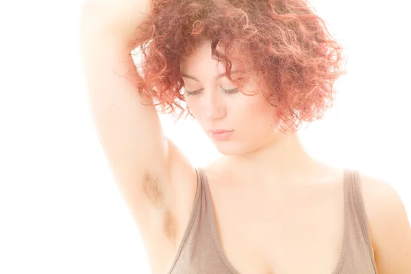 Donna con ascella pelosa — Foto Stock