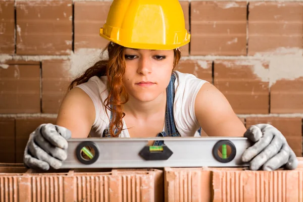 Donna Bricklayer con livello di spirito — Foto Stock