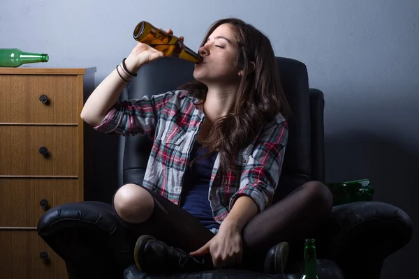 Woman Drinking Beer — Stock Photo, Image