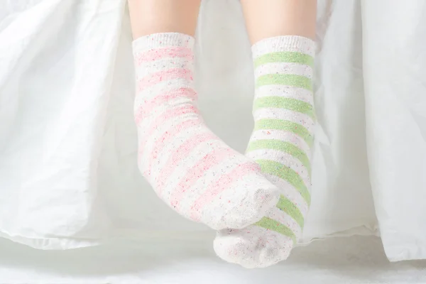 Füße tragen ungepaarte Socken — Stockfoto