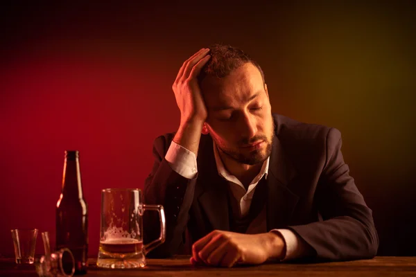 Пьяный бизнесмен в баре — стоковое фото