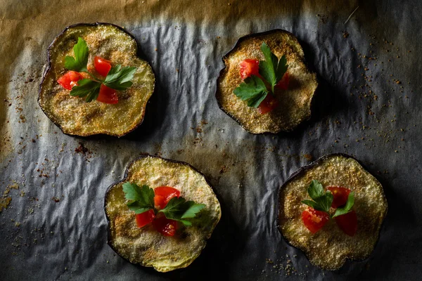 Aubergine gratäng på bakplåtspapper — Stockfoto