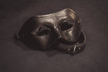Yaka görüntüsü ve siyah tekstil arka planında siyah maske. BDSM