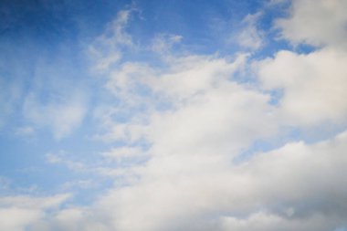 Gökyüzündeki bulutlar dramatik bir tonda