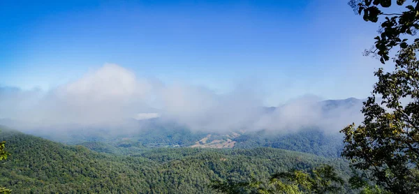 Atmosfer dağları ve sisli dramatik tonda
