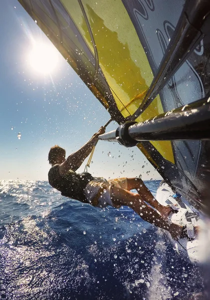 水しぶきと海でウィンド サーフィン — ストック写真