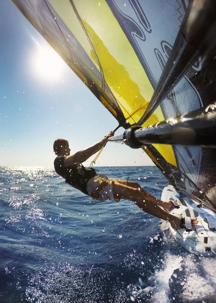 Vindsurfing i havet med stänkande vatten — Stockfoto