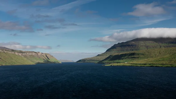 Mavi Bulutlu Gökyüzü Ile Faroe Adaları Kıyıları Yeşil Dağlar Gün — Stok fotoğraf