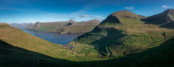 Faroe Adaları Nın Panoramik Dağ Manzarası Funningur Köyü Eysturoy Adasının — Stok fotoğraf