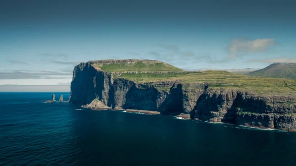 Skalní Útvary Risin Kellingin Faerských Ostrovech Během Dne Sluncem Modrou — Stock fotografie