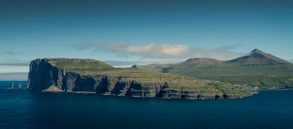 日光浴 蓝色海洋 绿色悬崖峭壁的法罗群岛海景全景全景 — 图库照片