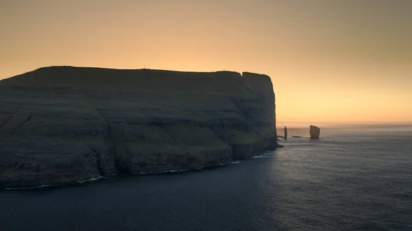 Кам Яні Утворення Risin Kellingin Морі Фарерських Островах Заході Сонця — стокове фото