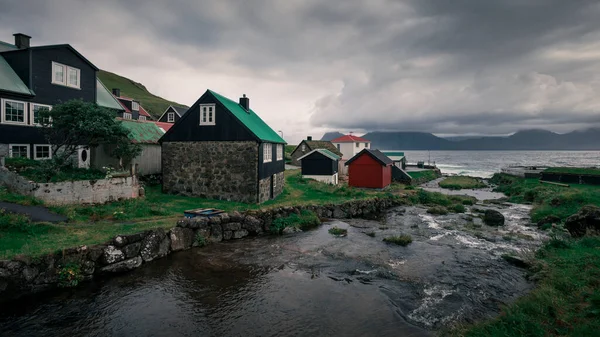 Faroese Huizen Aan Rivier Het Dorp Gjogv Het Eiland Eysturoy Stockfoto