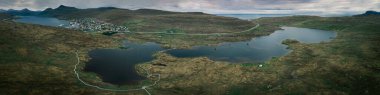 Toftavatn Gölü Panoraması. Runavik, Eysturoy Adası, Faroe Adaları 'ndan yürüyüş yolu.