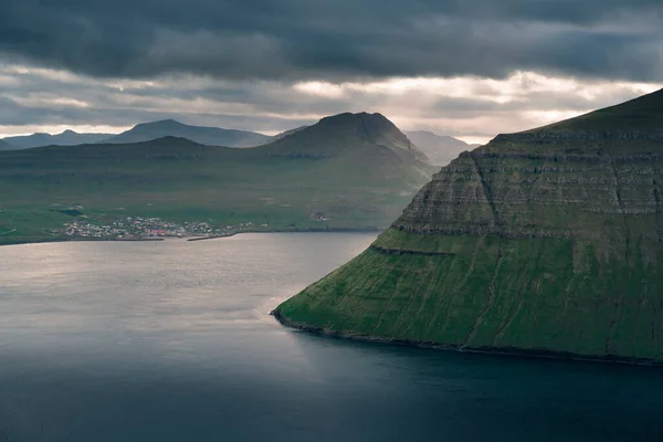 Paesaggio Scenario Costa Montagne Sulle Isole Faroe Con Drammatiche Nuvole — Foto Stock