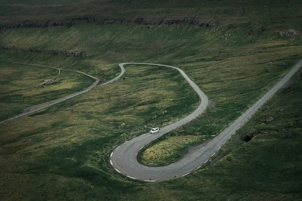 Campervan Putih Pada Pemandangan Berliku Jalan Padang Rumput Kepulauan Faroe — Stok Foto
