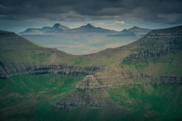 Faroe Adaları Ndaki Yeşil Dağ Manzarası Eysturoy Adası Ndaki Dik — Stok fotoğraf