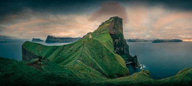 Faroe Adası Kalsoy, Faroe Adaları 'nda günbatımında sarp kayalıkları olan Lighthouse Panorama
