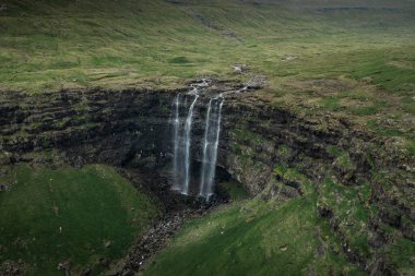 Streymoy Adası 'ndaki Fossa şelalesi, Faroe Adaları' nın yukarısından.