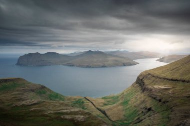 Günbatımında bulutlu Streymoy ve Vagar adalarının Panoraması, Faroe Adaları, Sornfelli Gözlemevi 'nin perspektifinden