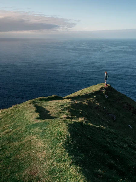 Жінка Стоїть Зеленій Скелі Дивиться Океан Острові Ейстурі Сонячне Світло — стокове фото