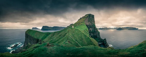 Panorama Majáku Příkrými Útesy Při Západu Slunce Faerském Ostrově Kalsoy — Stock fotografie