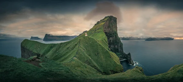 Panorama Faro Con Ripide Scogliere Durante Tramonto Sull Isola Faroese — Foto Stock