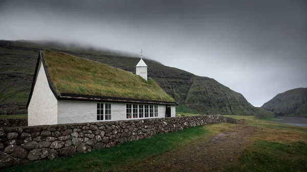 Εκκλησία Στο Saksun Bay Στο Νησί Streymoy Μαύρα Σύννεφα Βροχής — Φωτογραφία Αρχείου