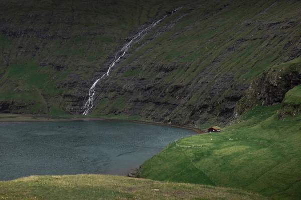 Hütte Saksun Bay Auf Streymoy Island Meer Und Wasserfall Hintergrund — Stockfoto