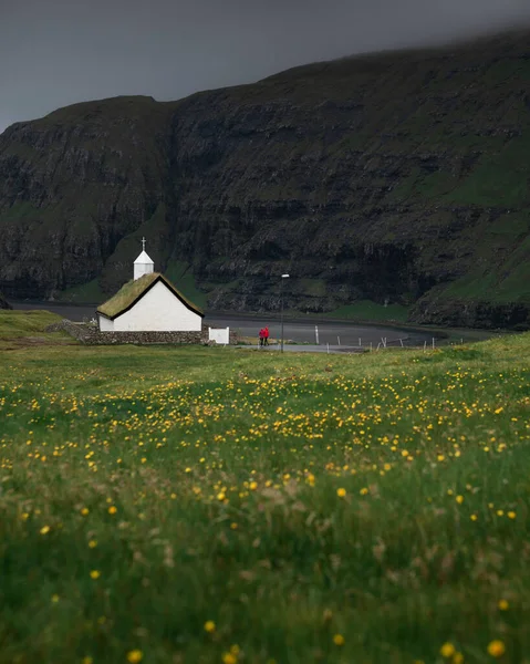 Kyrka Blomsteräng Saksun Bay Streymoy Island Människor Promenader Färöarna — Stockfoto
