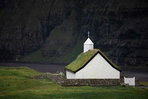 Eglise Dans Prairie Fleurs Dans Baie Saksun Sur Île Streymoy — Photo