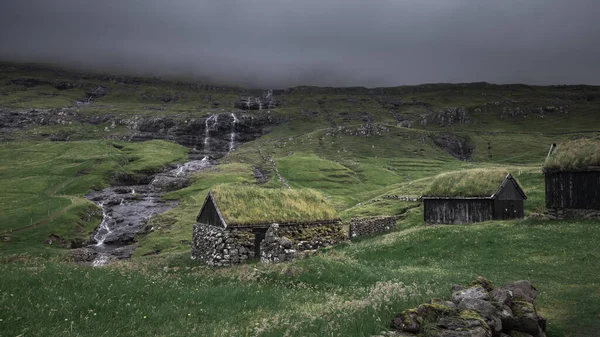 Cabanes Avec Toit Herbe Cascade Dans Village Saksun Sur Île — Photo