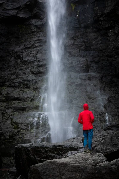 Man Stands Rock Red Jacket Looks Fossa Waterfall Streymoy Island — Stock Photo, Image