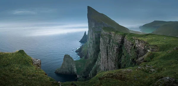 Streymoy Adası 'ndaki Mylingur kıyısındaki kayalıklar, okyanus üzerindeki sis, Faroe Adaları.