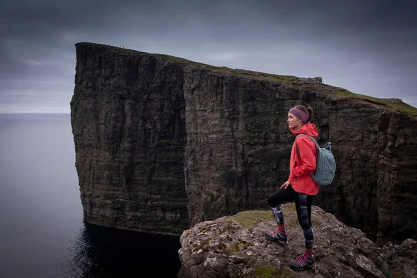 Жінка Пурпуровою Курткою Стоїть Скелі Острові Вагар Над Морем Фарерські — стокове фото