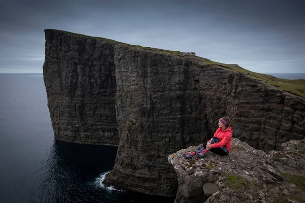 Жінка Пурпуровою Курткою Сидить Скелі Острові Вагар Над Морем Фарерські — стокове фото
