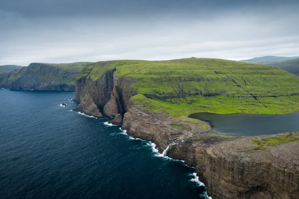 Costa Cachoeira Falésias Ilha Vagar Com Lago Leitisvatn Cima — Fotografia de Stock