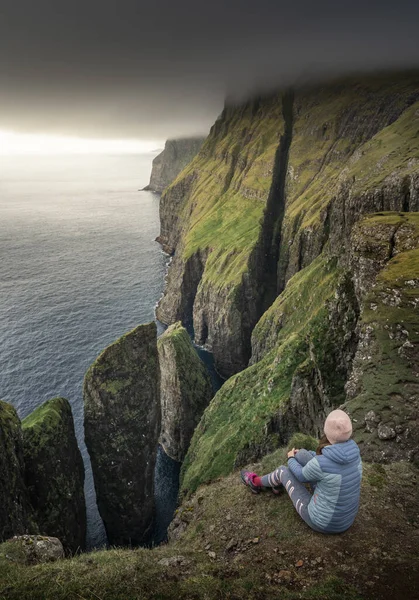 Mulher Senta Pôr Sol Frente Dunnesdrangar Pilhas Mar Formações Rochosas — Fotografia de Stock