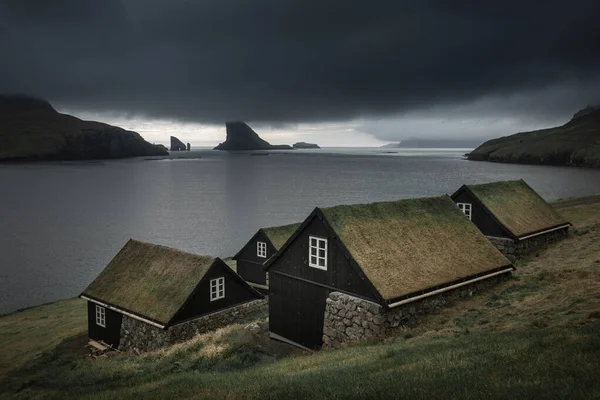 Maisons Avec Toits Herbe Nuages Pluie Foncés Devant Les Formations — Photo