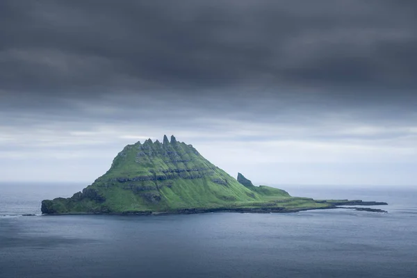 Kara Bulutların Altında Tindholmur Rocky Yeşil Adası Faroe Adaları — Stok fotoğraf