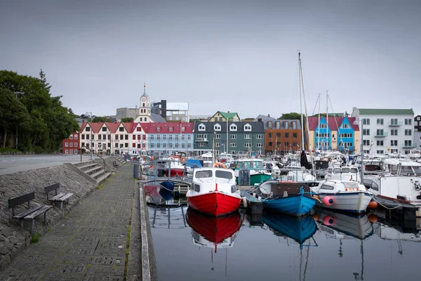 Maisons Colorées Bateaux Port Capitale Torshavn Nuages Dans Ciel Îles — Photo