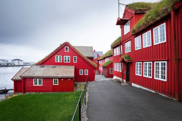首都のティンガネスの政府地区の赤い建物を通って路地 Torshavn Faroe Islands — ストック写真